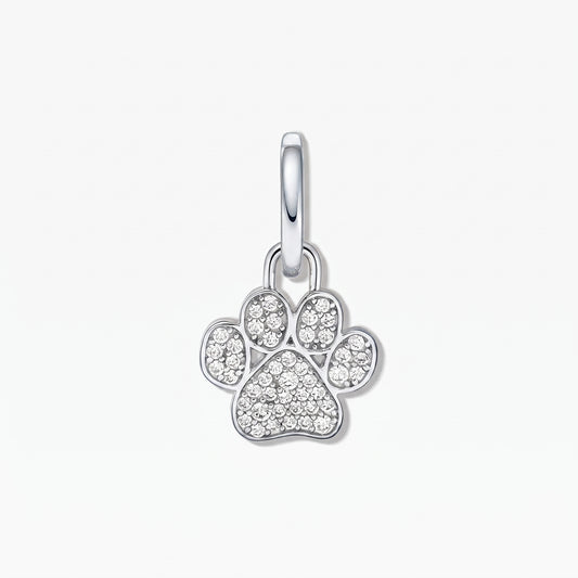 Pendentif empreinte de patte en argent sterling avec pavé de zirconium cubique blanc sur fond blanc.