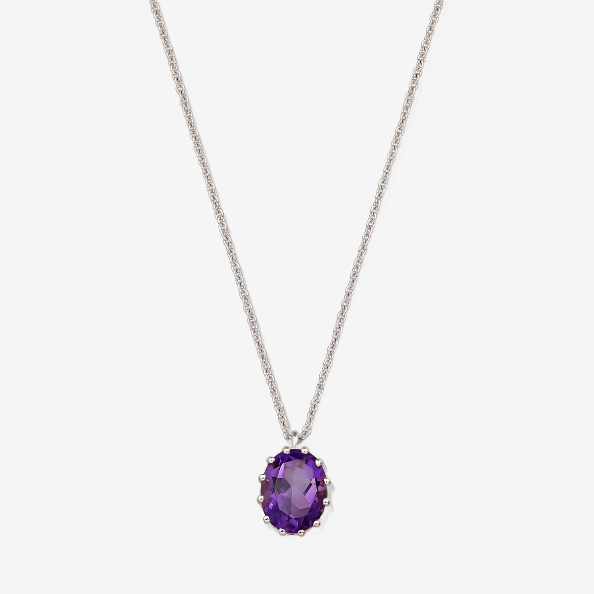 Collier en argent sterling avec un pendentif améthyste ovale facetté sur fond blanc.