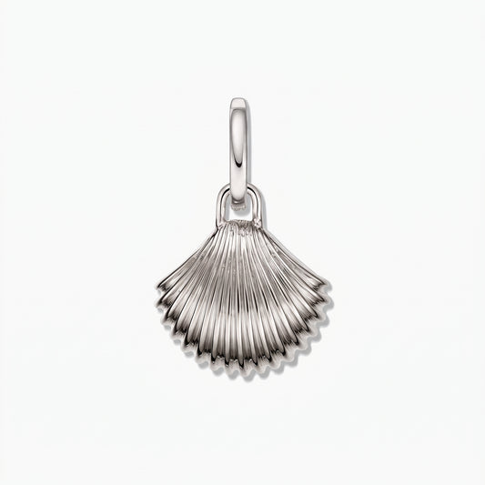 Pendentif coquillage en argent 925 plaqué rhodium, centré sur un fond blanc.