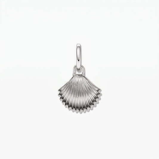 Pendentif en forme de coquillage en argent sterling 925 plaqué rhodium, centré sur un fond blanc épuré.