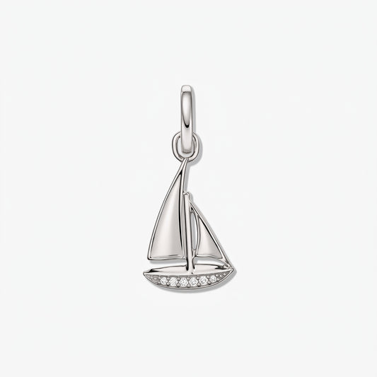 Pendentif bateau à voile en argent sterling avec petits accents de zirconium blanc sur fond blanc.