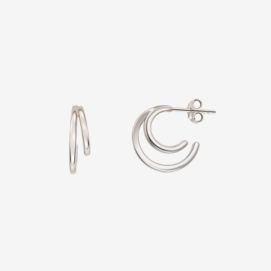 Boucles d'oreilles argent Siamese par Indira — boucles d'oreilles à tiges en argent sterling à double anneau avec fermoirs papillon sur fond blanc.