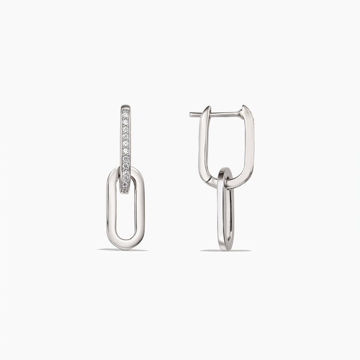 Paire de boucles d’oreilles pendantes à maillons Jessica en argent, avec pavé de zircones claires sur l’un des maillons avant, présentées sur fond blanc.