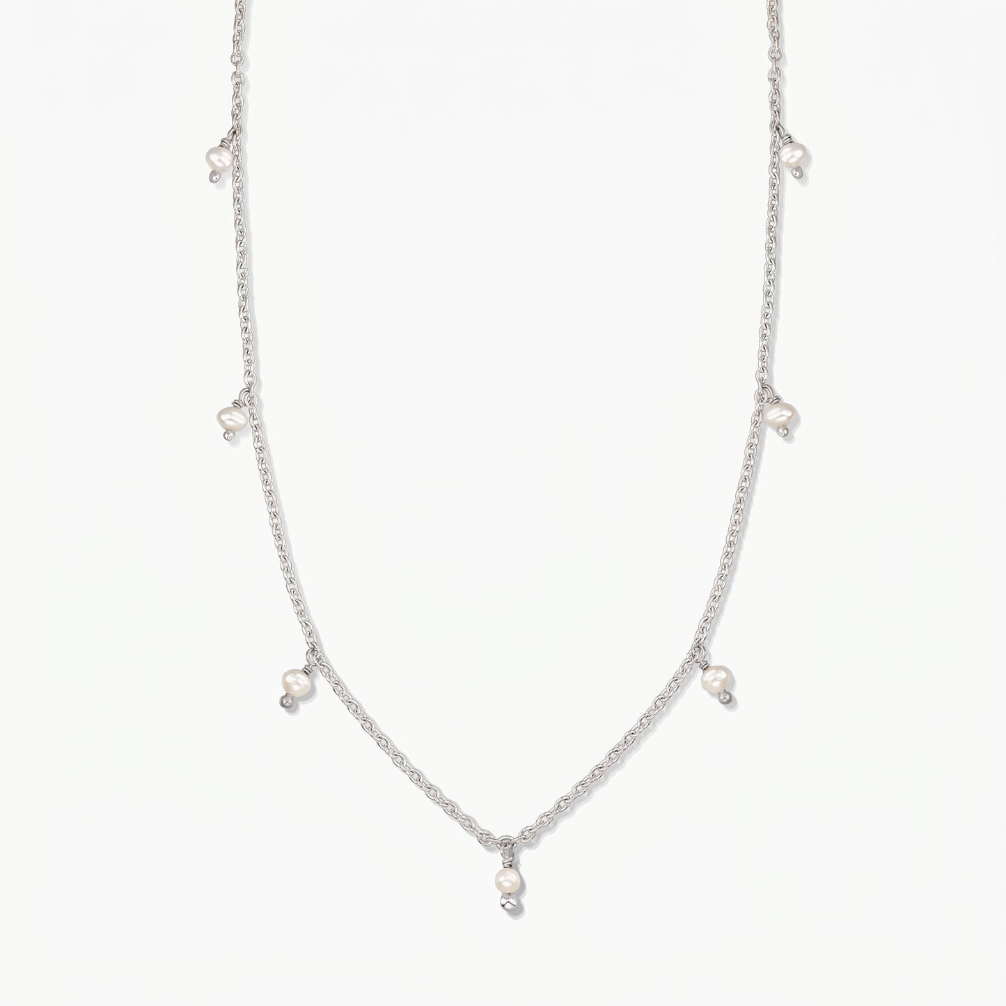 Collier en argent Indira Margot orné de petites gouttes de perles naturelles, photographié sur un fond blanc épuré.