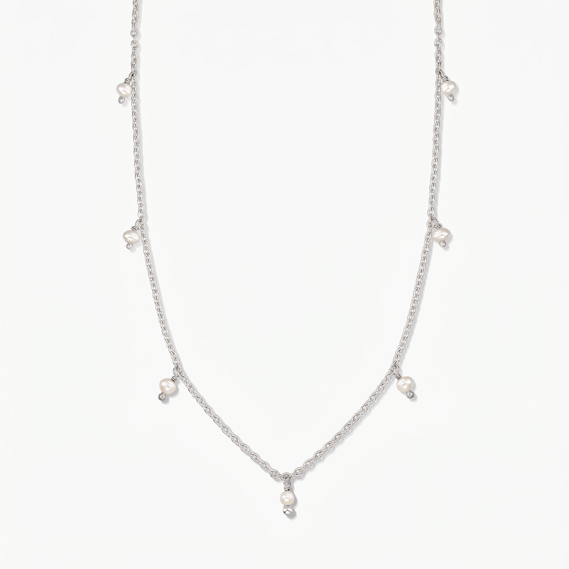 Collier en argent Indira Margot orné de petites gouttes de perles naturelles, photographié sur un fond blanc épuré.