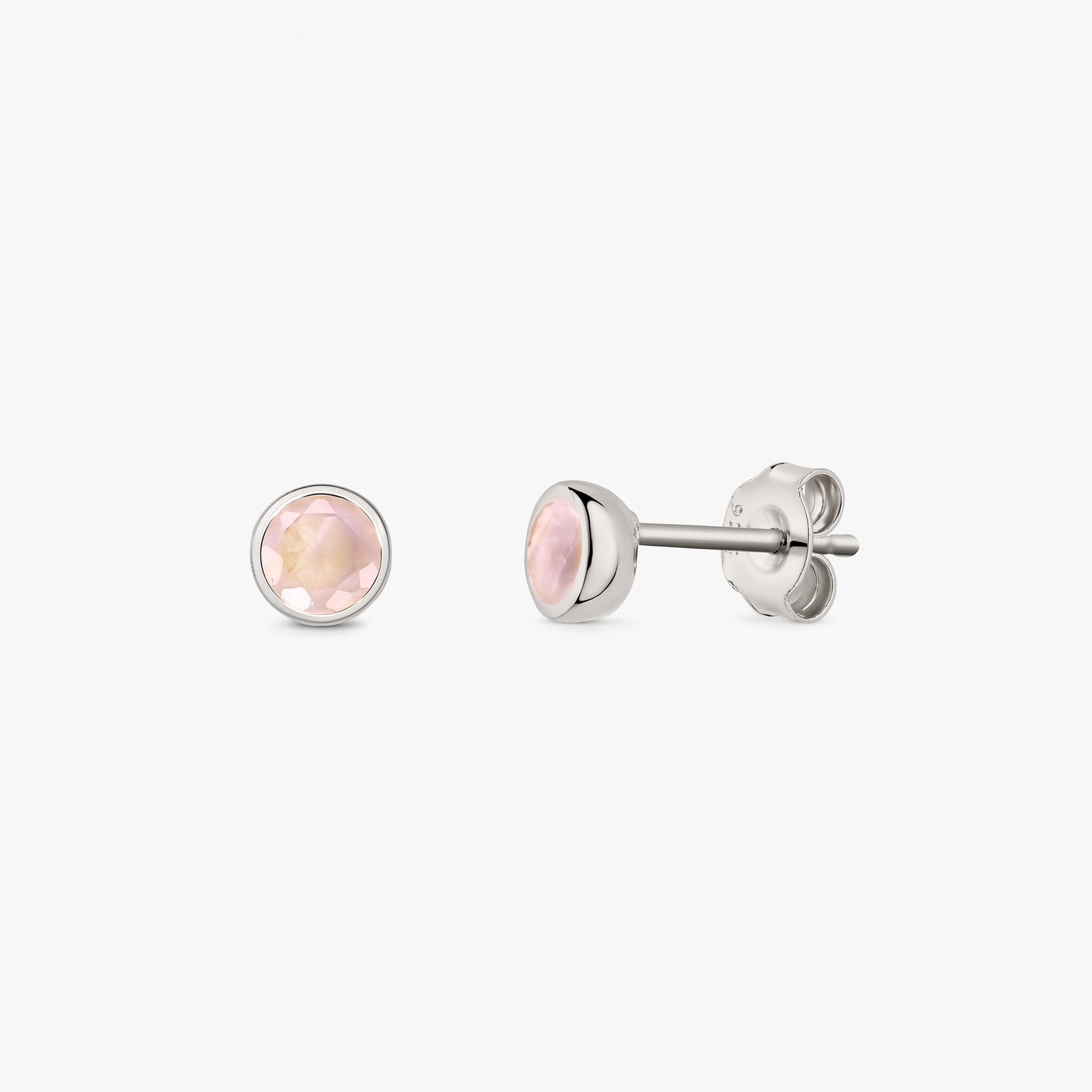 Paire de puces d’oreilles en argent sterling 925 avec pierres de quartz rose rondes facettées sur fond blanc, vues de face et de profil avec fermoirs papillon.