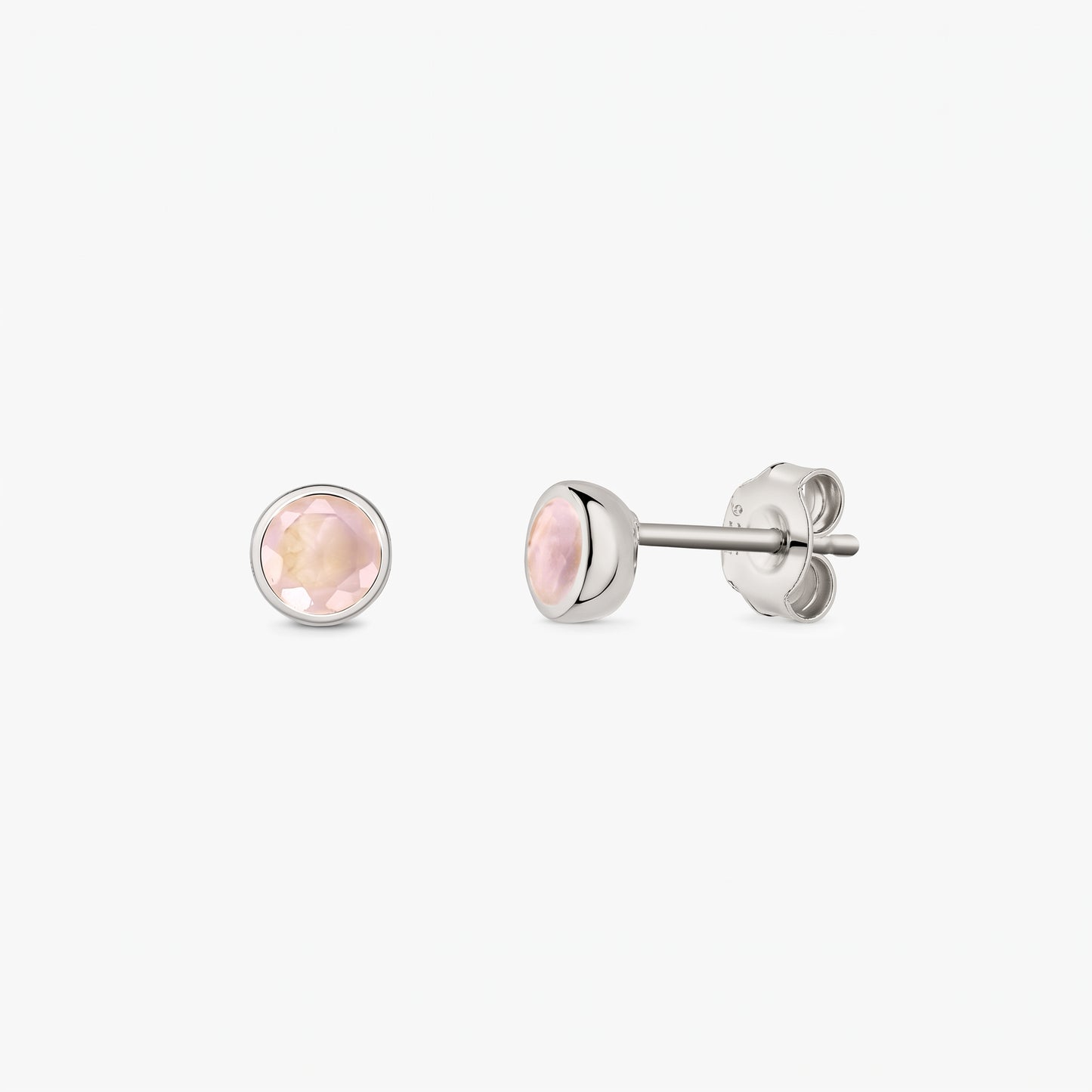 Paire de puces d’oreilles en argent sterling 925 avec pierres de quartz rose rondes facettées sur fond blanc, vues de face et de profil avec fermoirs papillon.