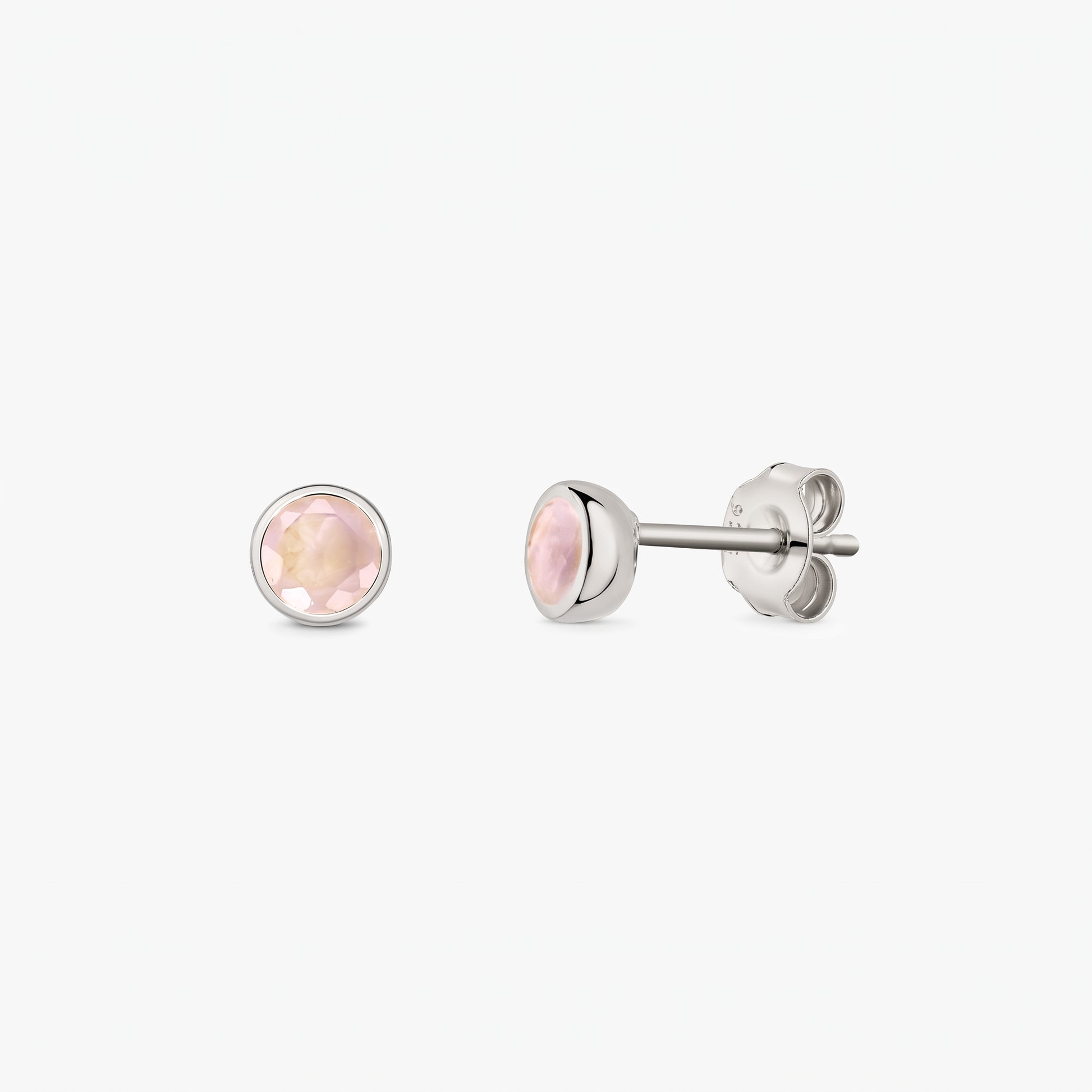 Paire de puces d’oreilles en argent sterling 925 avec pierres de quartz rose rondes facettées sur fond blanc, vues de face et de profil avec fermoirs papillon.