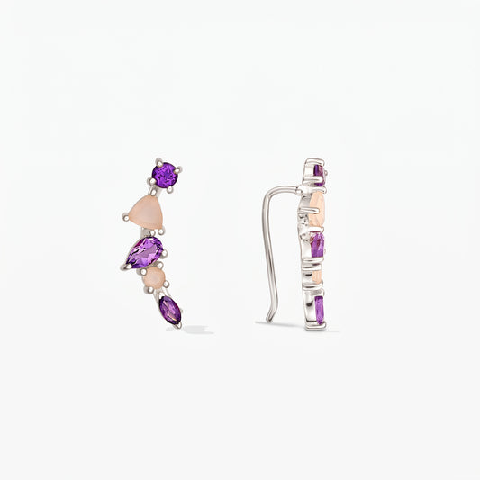Paire de boucles d’oreilles grimpantes en argent sterling, serties d’améthyste violette et de calcédoine rose, présentées de face et de profil sur fond blanc.