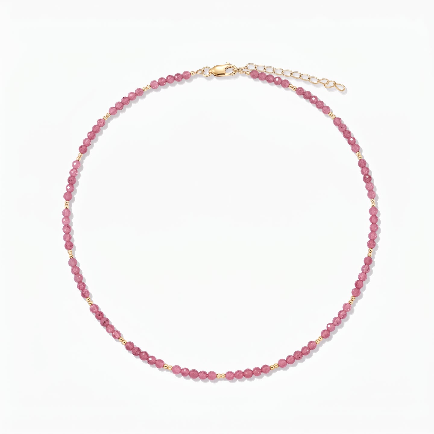 Collier en argent Golden SummerScape - Tourmaline par Indira : collier de perles de tourmaline rose avec de petits accents dorés et un fermoir mousqueton avec rallonge, sur fond blanc.