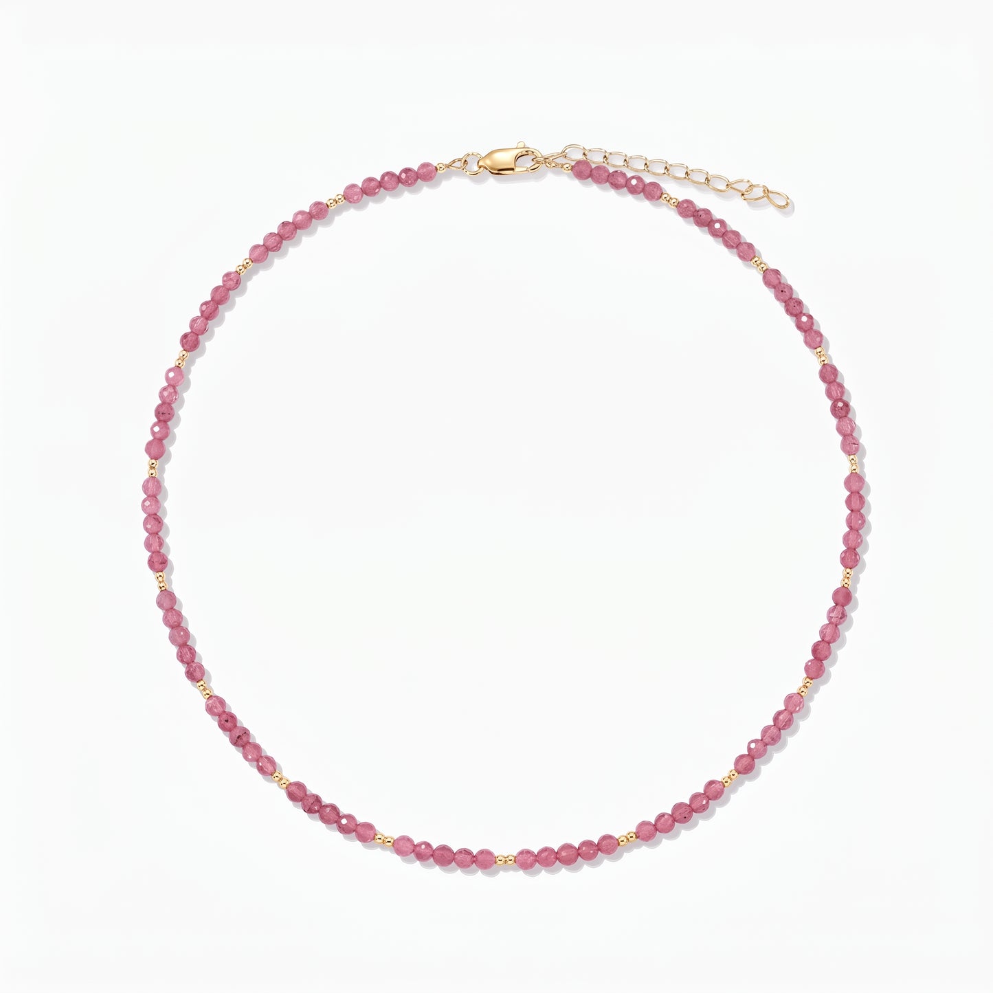 Collier en argent Golden SummerScape - Tourmaline par Indira : collier de perles de tourmaline rose avec de petits accents dorés et un fermoir mousqueton avec rallonge, sur fond blanc.