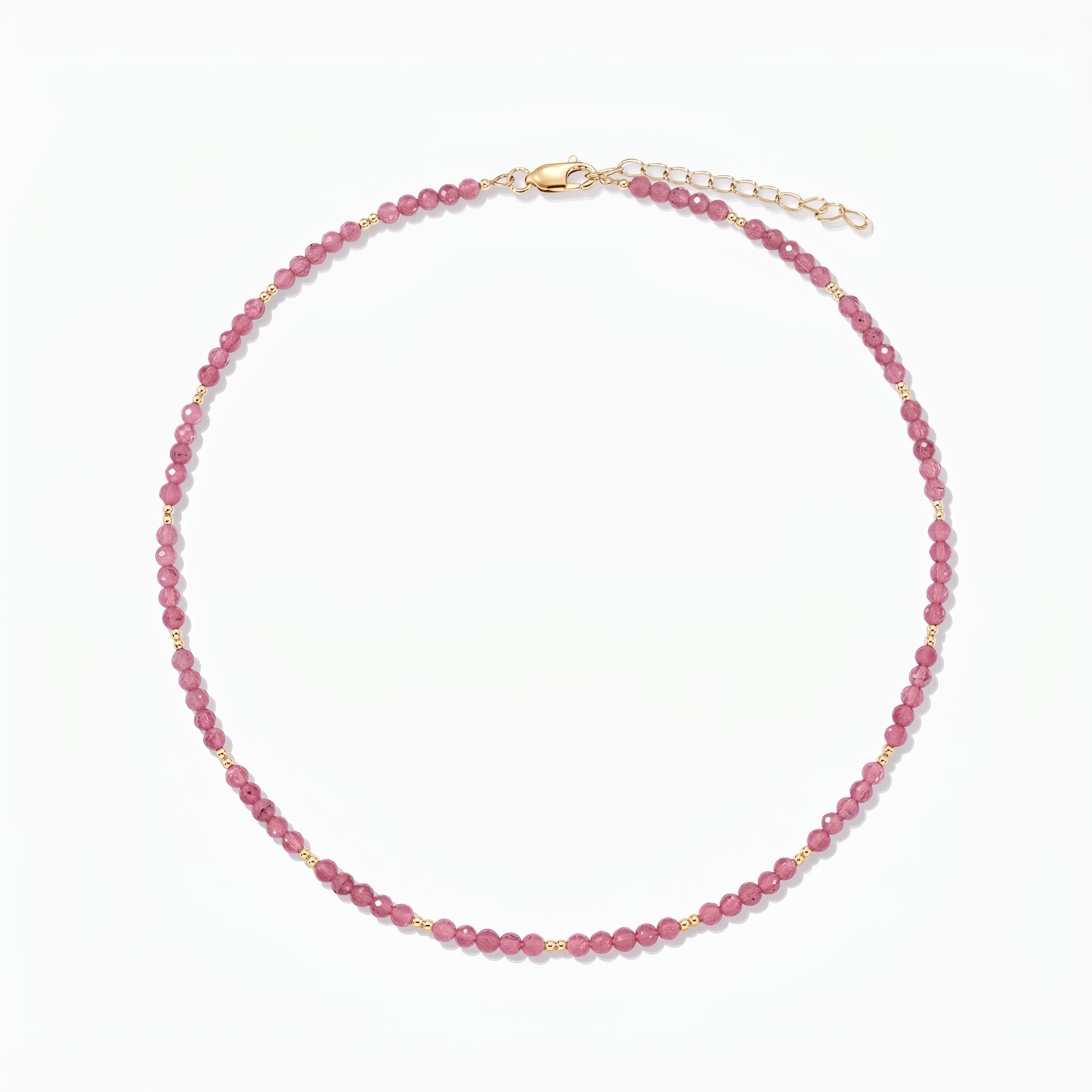 Collier en argent Golden SummerScape - Tourmaline par Indira : collier de perles de tourmaline rose avec de petits accents dorés et un fermoir mousqueton avec rallonge, sur fond blanc.
