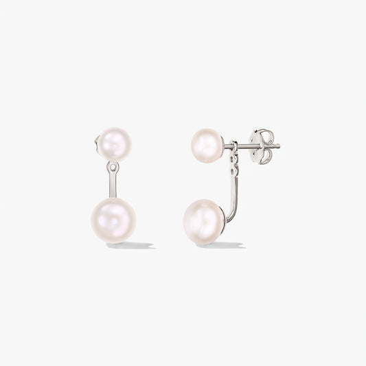 Paire de boucles d’oreilles Duo en argent 925 ornées de perles blanches naturelles, design ear‑jacket double perle, sur fond blanc.