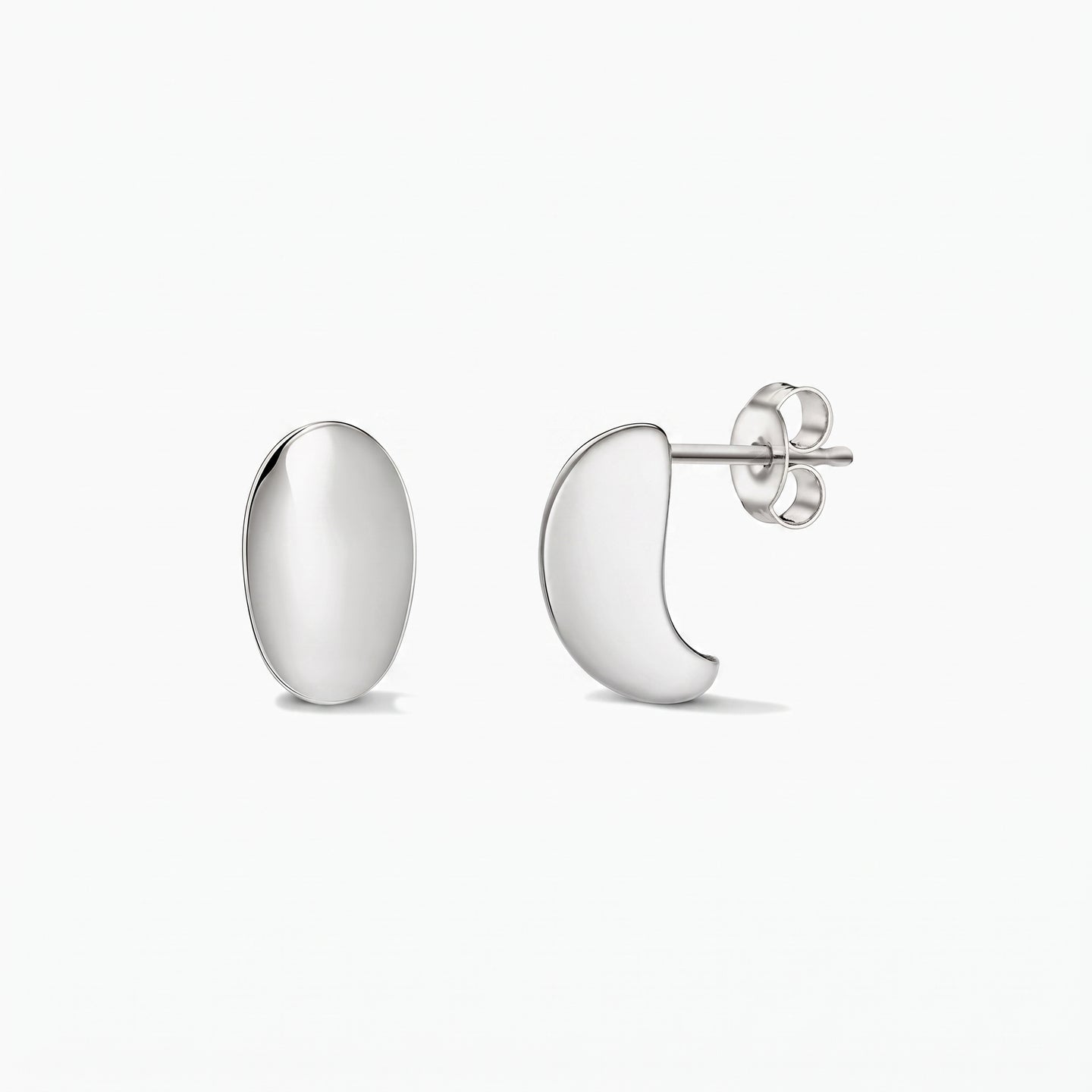 Paire de boucles d’oreilles puces Half Dome en argent poli sur fond blanc, vues de face et de profil avec fermoirs papillon.
