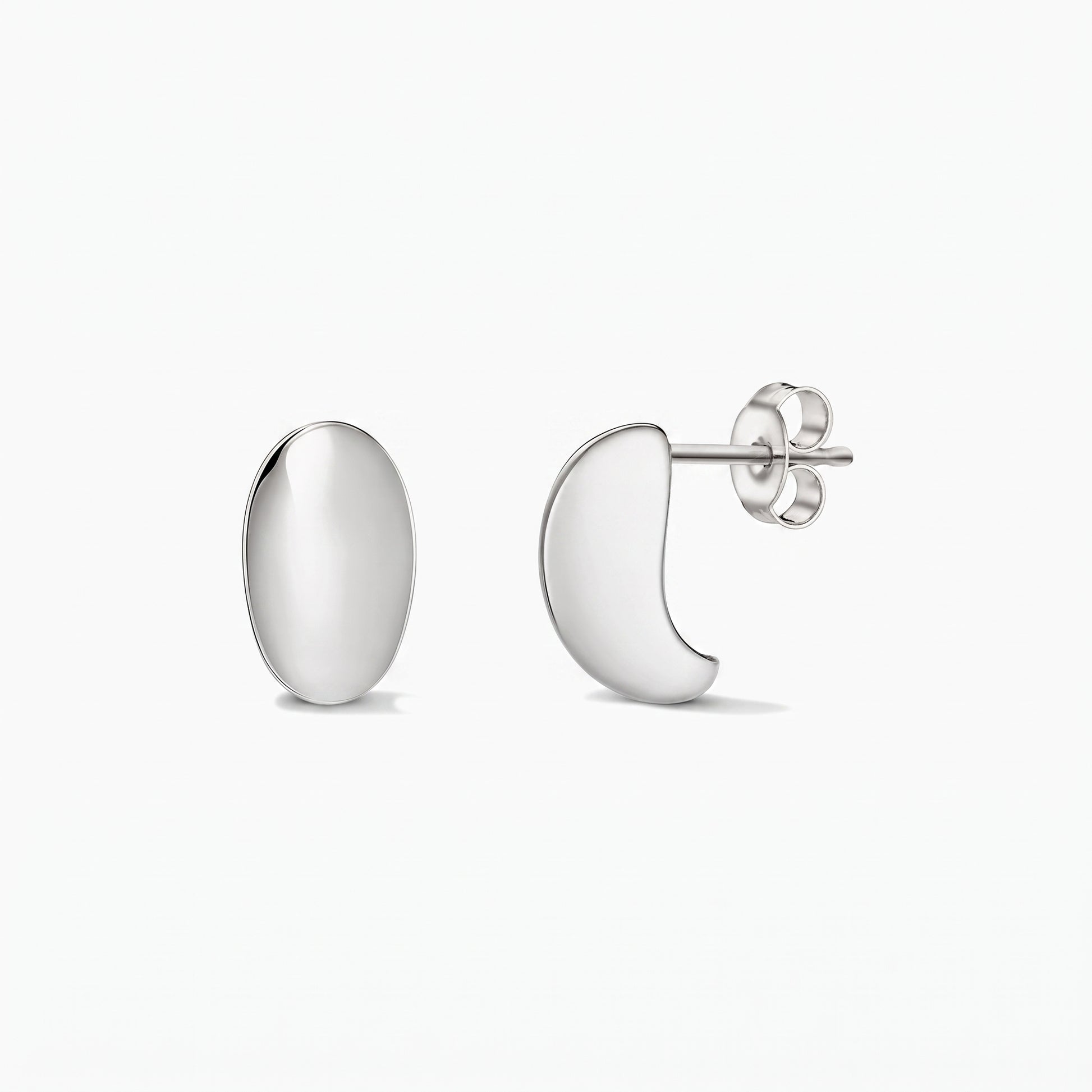 Paire de boucles d’oreilles puces Half Dome en argent poli sur fond blanc, vues de face et de profil avec fermoirs papillon.