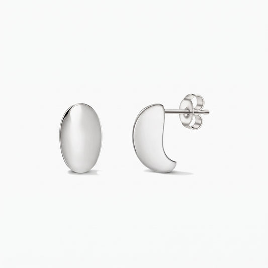 Paire de boucles d’oreilles puces Half Dome en argent poli sur fond blanc, vues de face et de profil avec fermoirs papillon.