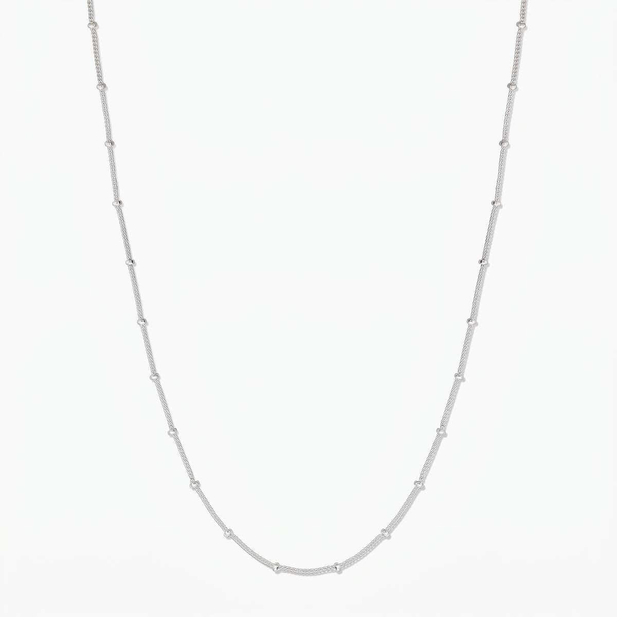 Collier à chaîne perlée en argent sterling sur fond blanc, image du produit en pleine longueur.