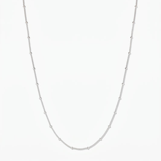 Collier à chaîne perlée en argent sterling sur fond blanc, image du produit en pleine longueur.