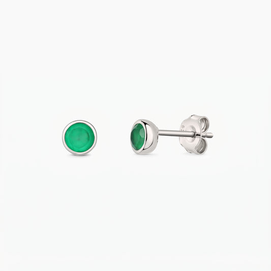 Paire de clous d’oreilles en argent avec onyx vert en serti clos, sur fond blanc, présentées de face et de profil avec fermoirs papillon.