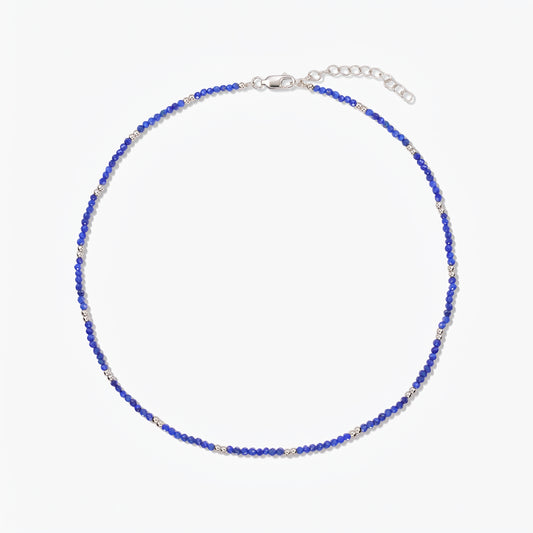 Collier en argent Indira SummerScape avec des perles en lapis-lazuli bleu, fermoir mousqueton et chaîne d’extension sur fond blanc.