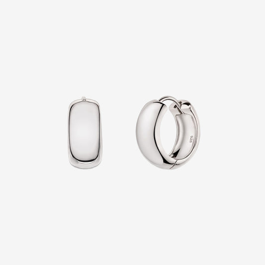 Boucles d'oreilles huggie en argent 925, modèle Bold Maxi Hoops ; une pièce présentée de face, l'autre légèrement ouverte, sur fond blanc, avec finition brillante.