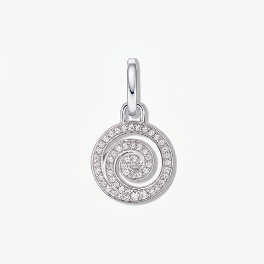 Gros plan sur un pendentif en spirale en argent sterling avec pavé de zirconia blanc, photographié sur fond blanc.