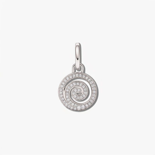 Pendentif spirale en argent sterling avec pavé de zirconium blanc sur un fond blanc épuré.