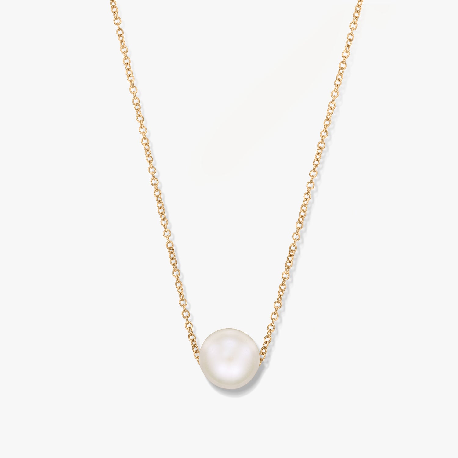Un collier en or avec un pendentif perle unique sur fond blanc.