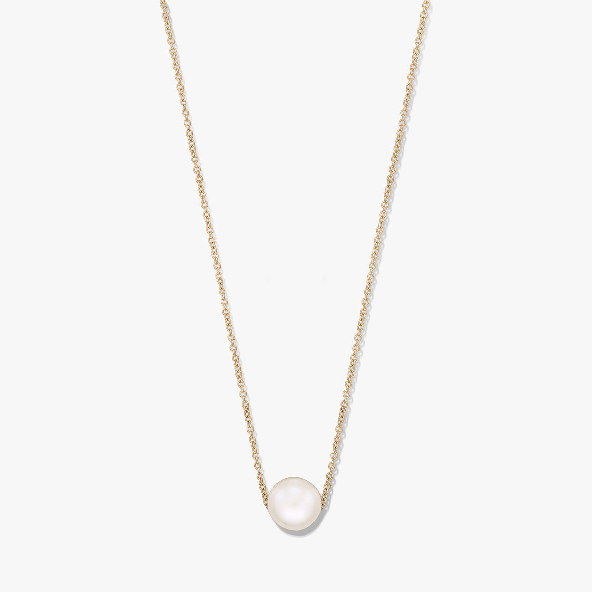 Collier à chaîne fine ton or avec une seule perle blanche naturelle centrée, isolé sur fond blanc.