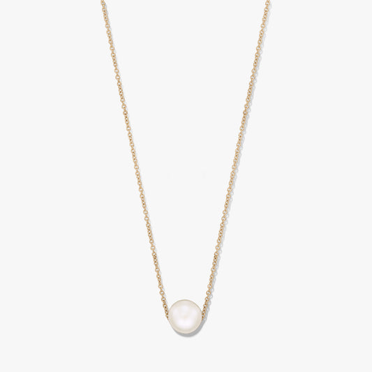 Collier à chaîne fine ton or avec une seule perle blanche naturelle centrée, isolé sur fond blanc.