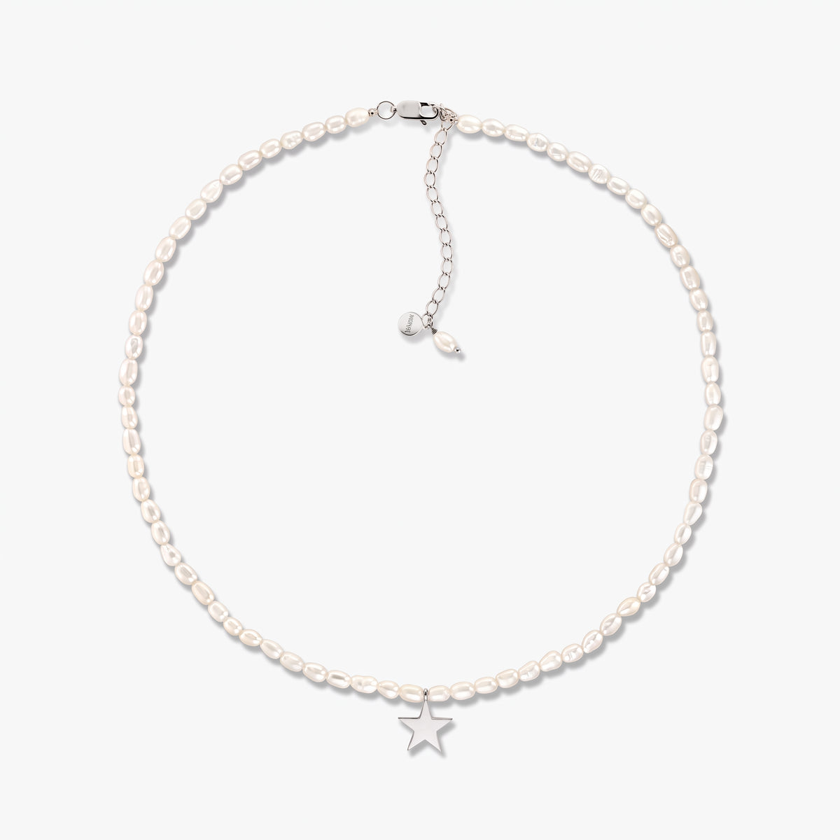 Collier Tiana en argent sterling avec perles de culture et petit pendentif étoile, présenté sur fond blanc avec chaîne rallonge ajustable.