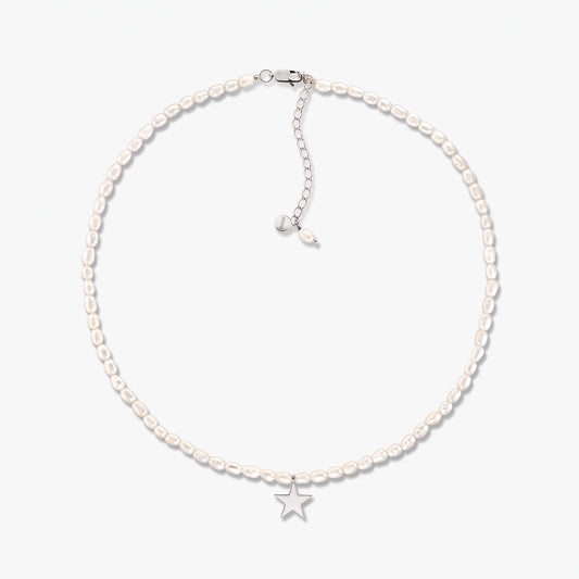 Collier Tiana en argent sterling avec perles de culture et petit pendentif étoile, présenté sur fond blanc avec chaîne rallonge ajustable.