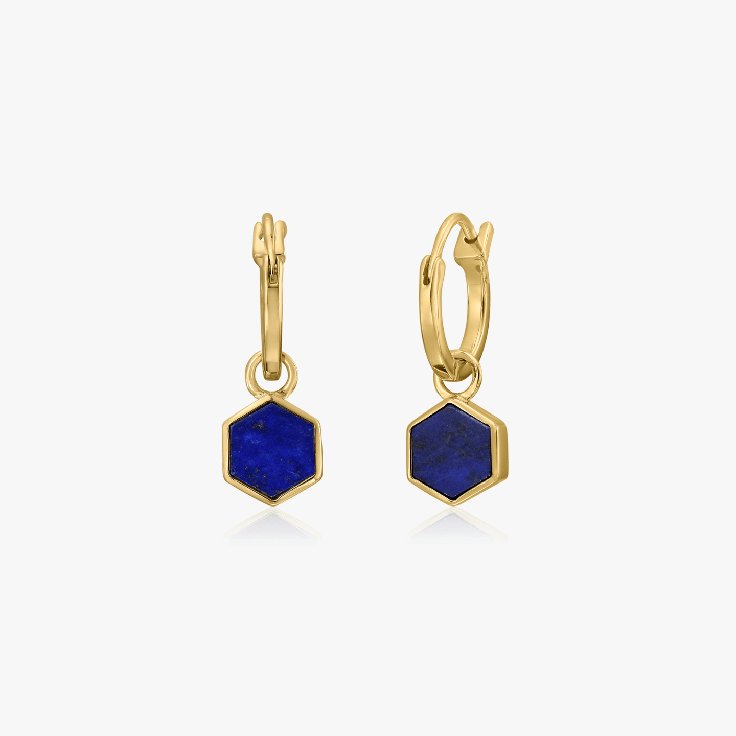 Paire de boucles d'oreilles en argent plaqué or avec des pierres hexagonales de lapis-lazuli bleu sur fond blanc.