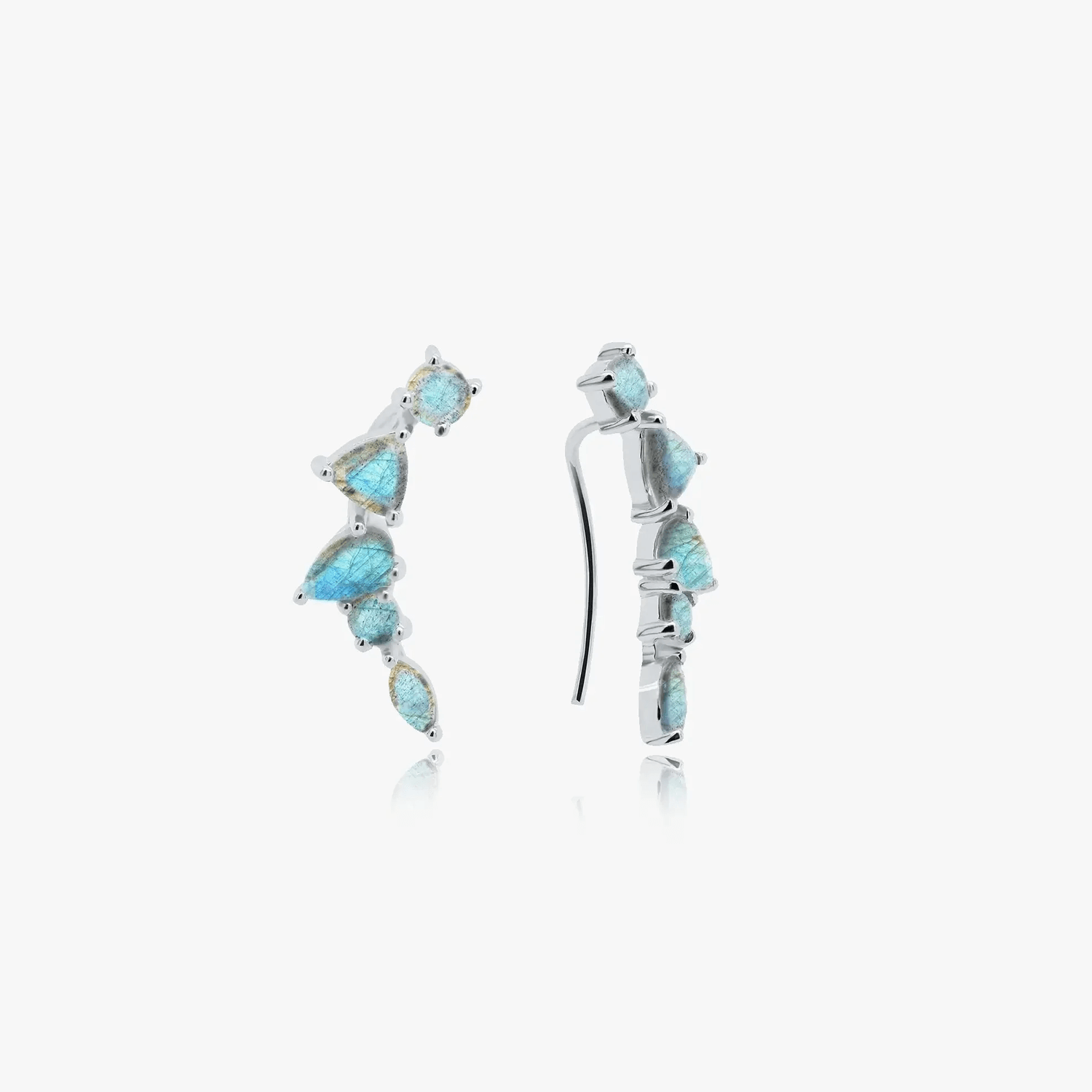 Boucles d'oreilles Valery en argent avec pierres de labradorite présentées sur fond blanc.