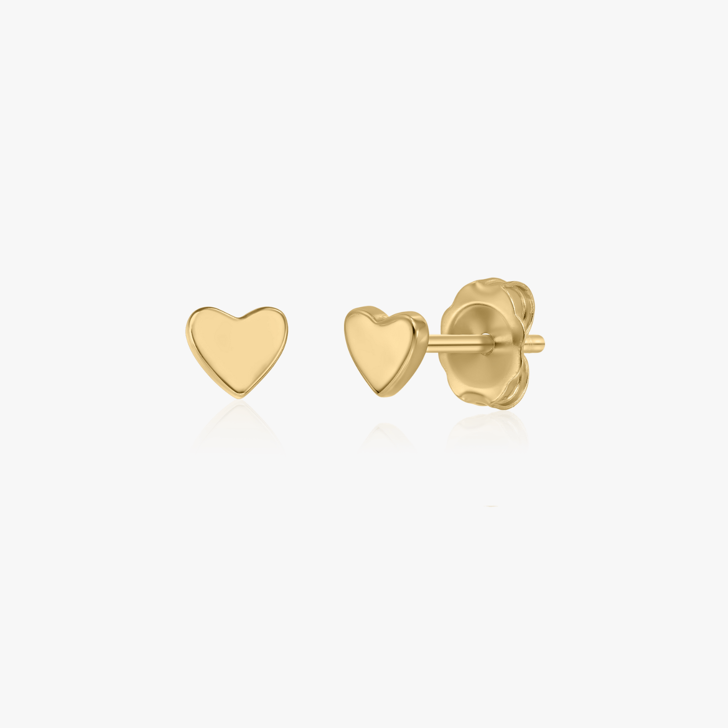 Paire de boucles d'oreilles en or 14K en forme de cœur sur fond blanc