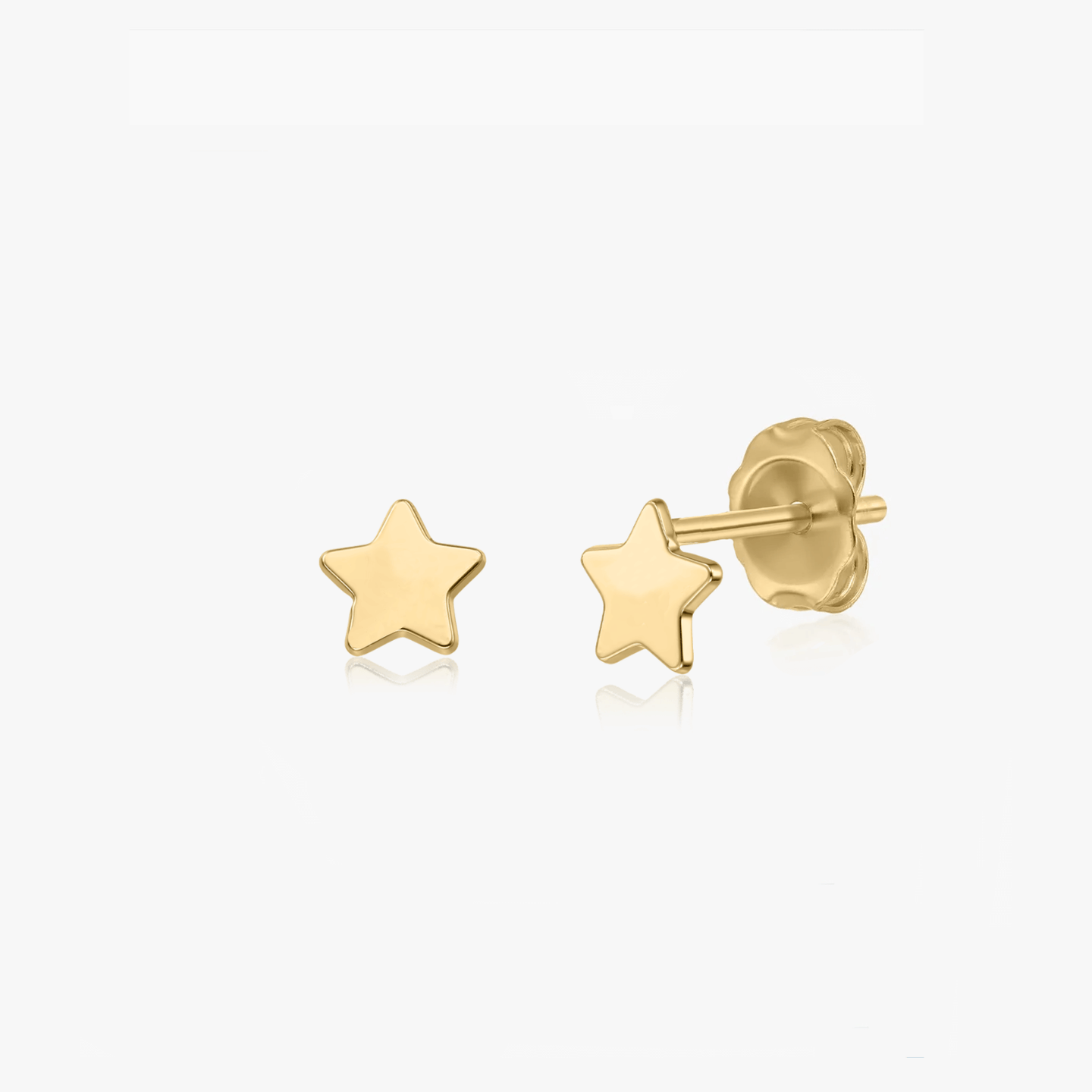 Paire de boucles d'oreilles en or 14K en forme d'étoile sur fond blanc
