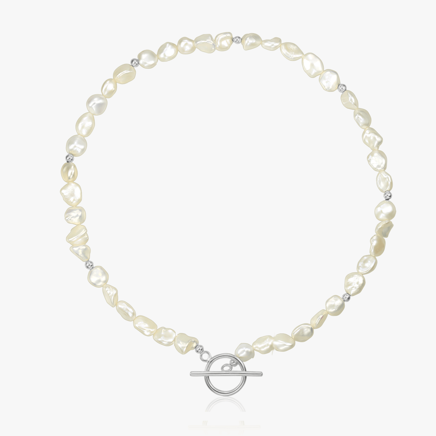 Collier en argent avec perles naturelles et fermoir toggle en argent sur fond blanc.