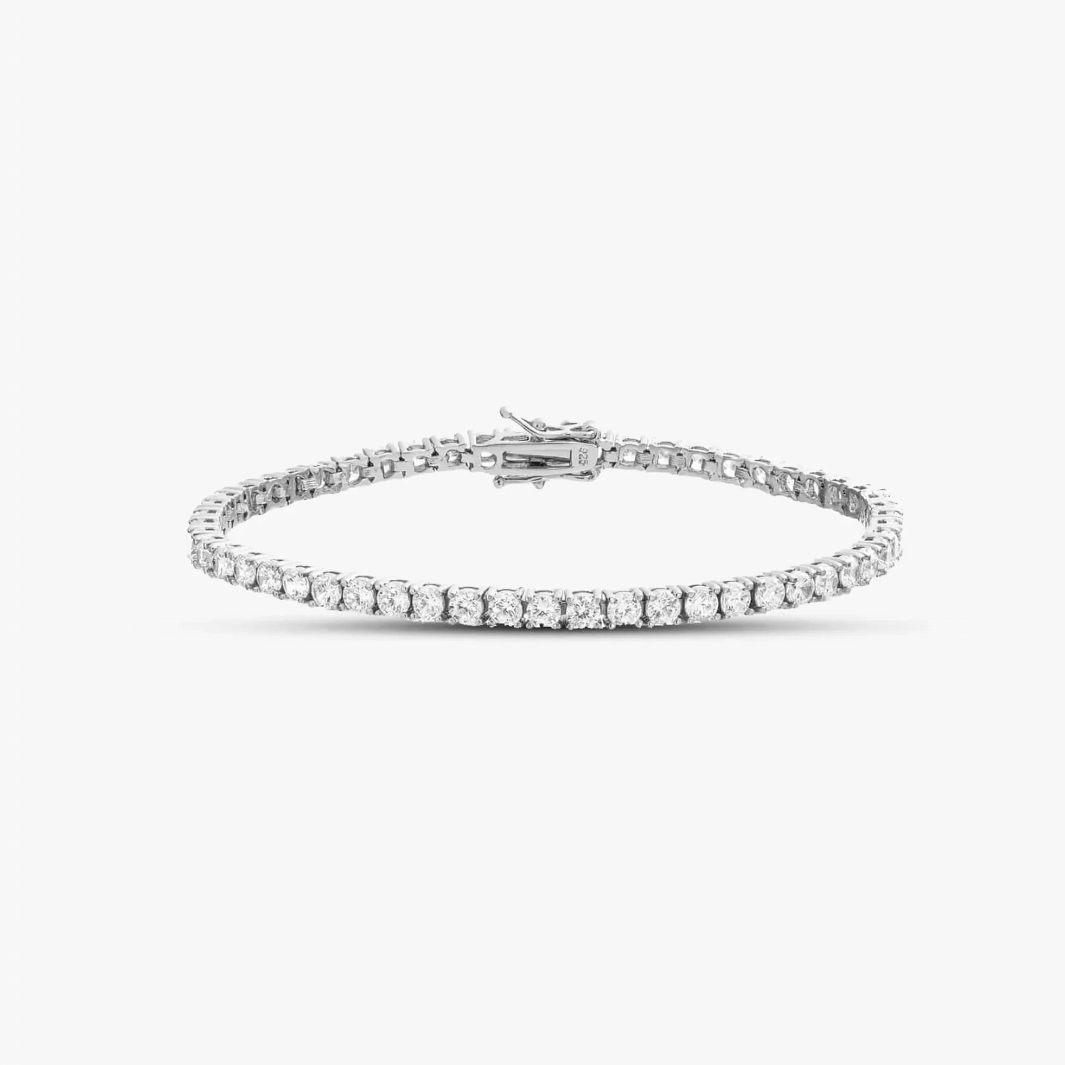 Bracelet tennis en argent avec pierres de zirconium sur fond blanc uni.