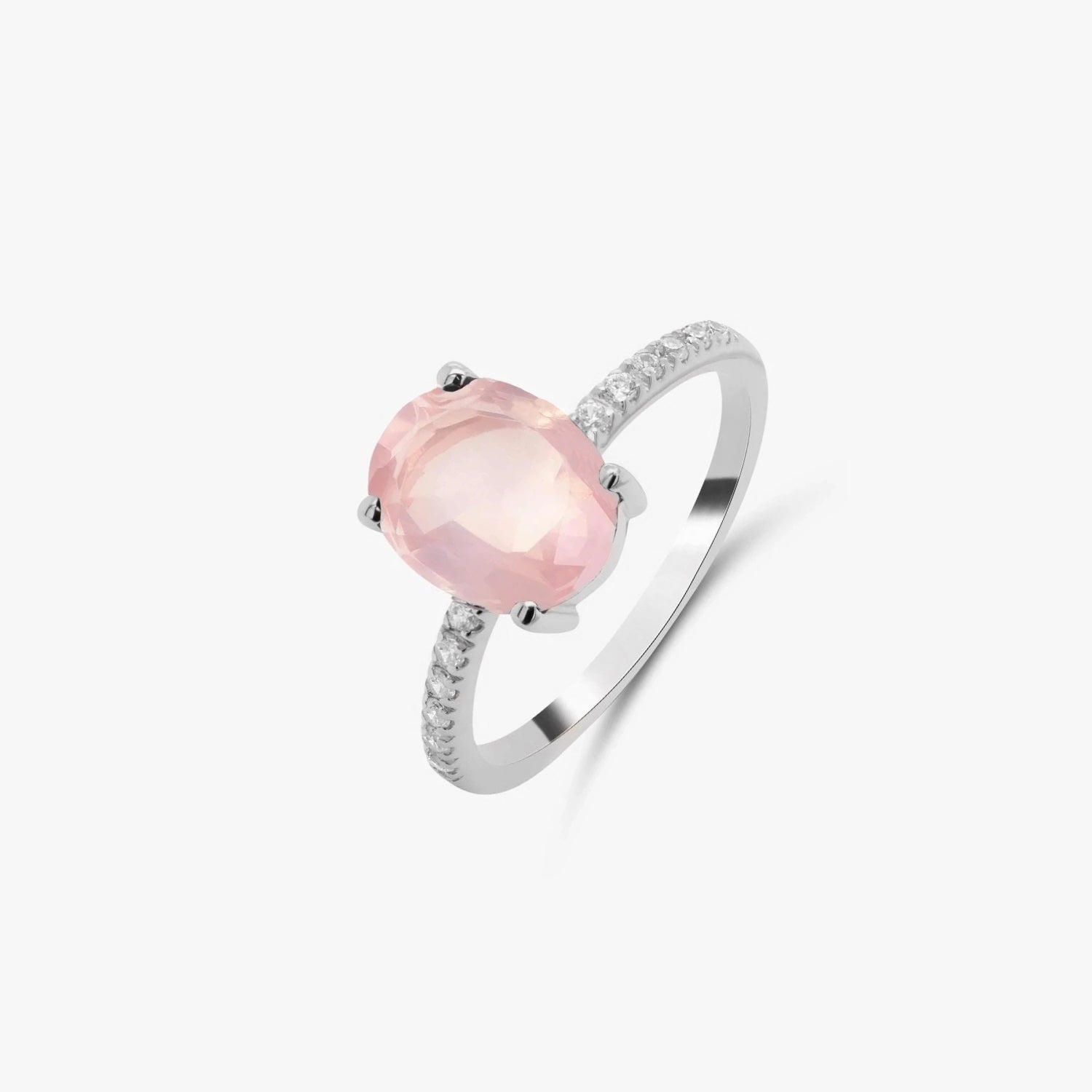 Bague en argent avec une pierre de quartz rose et de petites pierres de zirconium sur un fond blanc.