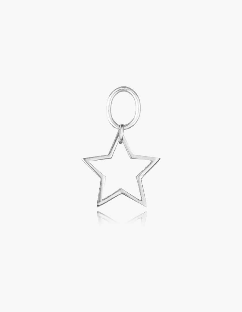 Pendentif en forme d'étoile en argent sur fond blanc uni.